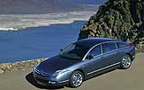 Citro�n C6. Modelo 2008. Imagen. Frontal- lateral- cenital. Coche parado. Carretera. Llantas aleaci�n 18 pulgadas. Gris Fer nacarado.