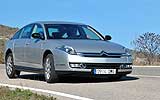 Citro�n C6. Modelo V6 HDi 204 CV. 2008. Imagen. Lateral- frontal. Coche parado. Carretera. Gris aluminio metalizado.