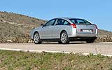 Citro�n C6. Modelo V6 HDi 204 CV. 2008. Imagen. Lateral- posterior. Coche parardo. Llantas aleaci�n 18 pulgadas. Gris aluminio metalizado.