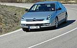 Citro�n C6. Modelo V6 HDi 204 CV. 2008. Imagen. Frontal- lateral. Coche parado en curva. Carretera. Llantas aleaci�n 18 pulgadas. Gris aluminio metalizado.