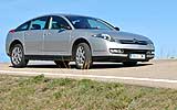 Citro�n C6. Modelo V6 HDi 204 CV. 2008. Imagen. Lateral- frontal. Coche parado. Carretera. Llantas aleaci�n 18 pulgadas. Gris aluminio metalizado.