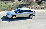 Citro�n C6. Modelo V6 HDi 204 CV. 2008. Imagen. Lateral- cenital. Coche en movimiento. Carretera. Gris aluminio metalizado.