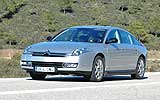 Citro�n C6. Modelo V6 HDi 204 CV. 2008. Imagen. Frontal- lateral. Coche parado. Carretera. Llantas aleaci�n 18 pulgadas. Gris aluminio metalizado.