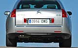 Citro�n C6. Modelo V6 HDi 204 CV. 2008. Imagen. Posterior. Coche parado. Carretera. Gris aluminio metalizado.