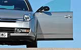 Citro�n C6. Modelo V6 HDi 204 CV. 2008. Imagen. Coche parado. Puerta sin marco. Gris aluminio metalizado.