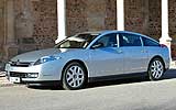 Citro�n C6. Modelo V6 HDi 204 CV. 2008. Imagen. Lateral. Coche parado. Carretera. Llantas aleaci�n 18 pulgadas. Gris aluminio metalizado.