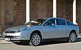 Citro�n C6. Modelo V6 HDi 204 CV. 2008. Imagen. Lateral. Coche parado. Llantas aleaci�n 18 pulgadas. Gris aluminio metalizado.