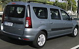 Dacia Logan Break. Modelo 2009. Imagen. Exterior. Posterior lateral. Coche en movimiento. Carretera. Gris.
