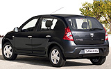 Dacia Sandero. Modelo 2009. Imagen exterior. Posterior lateral. Coche parado. Carretera.