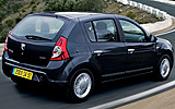 Dacia Sandero. Modelo 2009. Imagen exterior. Lateral posterior. Movimiento. Carretera.