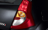 Dacia Sandero. Modelo 2009. Imagen exterior. Detalle piloto trasero derecho. Luces encendidas.