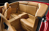 Ferrari California 2009. Imagen interior. Asientos traseros. Cuero marr�n. Rojo.