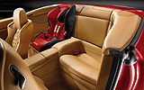 Ferrari California 2009. Imagen interior. Asientos traseros. Silla para ni�os. Cuero marr�n. Rojo.