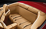 Ferrari California 2009. Imagen interior. Espacio de carga. Asientos traseros. Hueco para equipaje. Cuero marr�n. Rojo.