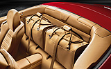 Ferrari California 2009. Imagen interior. Espacio de carga. Asientos traseros. Maletas. Cuero marr�n. Rojo.