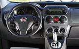 Fiat Fiorino QUBO. Modelo 2009. Imagen. Interior. Salpicadero. Volante. Cuadro de mandos. Palanca de cambios.
