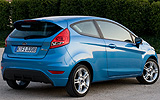 Ford Fiesta. Modelo 2009. Imagen. Posterior lateral. Coche parado. Carretera. Color Azul Mediterraneo.