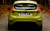Ford Fiesta. Modelo 2009. Imagen. Posterior. Coche parado. Carretera. Color verde squeeze.
