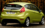 Ford Fiesta. Modelo 2009. Imagen. Posterior lateral. Coche parado. Carretera. Color verde squeeze.