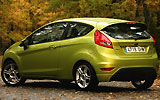 Ford Fiesta. Modelo 2009. Imagen. Lateral posterior. Coche parado. Carretera. Color verde squeeze.