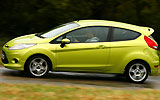 Ford Fiesta. Modelo 2009. Imagen. Lateral. Coche en movimiento. Carretera. Color verde squeeze.