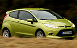 Ford Fiesta. Modelo 2009. Imagen. Lateral frontal. Coche en movimiento. Carretera. Color verde squeeze.