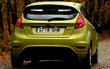 Ford Fiesta. Modelo 2009. Imagen. Posterior. Coche parado. Carretera. Color verde squeeze.