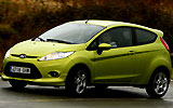 Ford Fiesta. Modelo 2009. Imagen. Frontal lateral. Coche en movimiento. Carretera. Color verde squeeze.