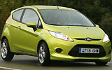 Ford Fiesta. Modelo 2009. Imagen. Lateral frontal. Coche en movimiento. Carretera. Color verde squeeze.