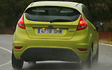 Ford Fiesta. Modelo 2009. Imagen. Posterior. Coche en movimiento. Carretera. Color verde squeeze.