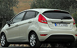 Ford Fiesta. Modelo 2009. Ghia 5 puertas. No a la venta en Espa�a. Imagen. Lateral. Coche parado. Carretera. Marfil Spa metalizado.