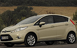 Ford Fiesta. Modelo 2009. Ghia 5 puertas. No a la venta en Espa�a. Imagen. Lateral. Coche parado. Carretera. Marfil Spa metalizado.