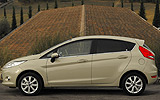 Ford Fiesta. Modelo 2009. Ghia 5 puertas. No a la venta en Espa�a. Imagen. Lateral. Coche parado. Carretera. Marfil Spa metalizado.