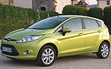 Ford Fiesta. Modelo 2009. 5 puertas. Imagen. Lateral frontal. Coche parado. Carretera. Color Verde Squeeze.