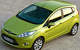 Ford Fiesta. Modelo 2009. 5 puertas. Imagen. Lateral frontal cenital. Coche parado. Carretera. Color Verde Squeeze.