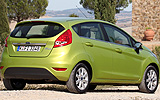 Ford Fiesta. Modelo 2009. 5 puertas. Imagen. Posterior lateral. Coche parado. Carretera. Color Verde Squeeze.