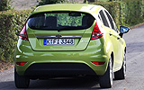 Ford Fiesta. Modelo 2009. 5 puertas. Imagen. Posterior. Coche parado. Carretera. Color Verde Squeeze.