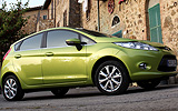 Ford Fiesta. Modelo 2009. 5 puertas. Imagen. Lateral. Coche parado. Carretera. Color Verde Squeeze.