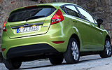 Ford Fiesta. Modelo 2009. 5 puertas. Imagen. Posterior lateral. Coche parado. Carretera. Color Verde Squeeze.
