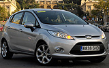 Ford Fiesta. Modelo 2009. 5 puertas. Imagen. Frontal lateral. Coche parado. Carretera.