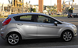 Ford Fiesta. Modelo 2009. 5 puertas. Imagen. Lateral. Coche parado. Carretera.