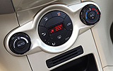 Ford Fiesta. Modelo 2009. Imagen. Interior. Consola central. Mandos climatizador.