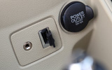 Ford Fiesta. Modelo 2009. Imagen. Interior. Consola central. Conexiones para fuente de audio externas. Toma el�ctrica.