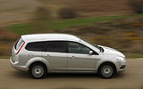 Ford Focus. Modelo 2008. Carrocer�a familiar. Sportbreak. Imagen. Lateral cenital. Movimiento. Carretera. Plata perla.