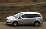 Ford Focus. Modelo 2008. Carrocer�a familiar. Sportbreak. Imagen. Cenital lateral. Movimiento. Carretera. Plata perla.