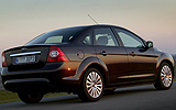 Ford Focus. Modelo 2008. Sed�n. Imagen. Posterior lateral. Est�tica. Carretera. Negro morello. Llanta 17 pulgadas multirradio.