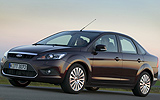 Ford Focus. Modelo 2008. Sed�n. Imagen. Lateral frontal. Est�tica. Carretera. Negro morello. Llanta 17 pulgadas multirradio.