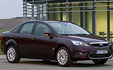 Ford Focus. Modelo 2008. Sed�n. Imagen. Lateral frontal. Est�tica. Carretera. Negro morello. Llanta 17 pulgadas multirradio.