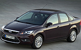 Ford Focus. Modelo 2008. Sed�n. Imagen. Frontal lateral cenital. Est�tica. Carretera. Negro morello. Llanta 17 pulgadas multirradio.