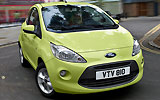 Ford Ka. Modelo 2009. Imagen exterior. Lateral frontal. Coche en movimiento. Carretera. Verde.